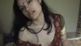 Indian married wooman showing her sexy boobs
